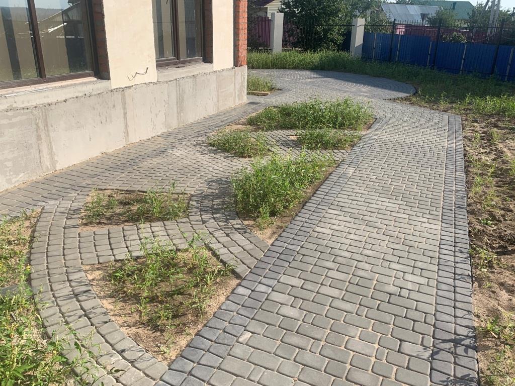 дорожка около загородного коттеджа